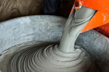 Tại sao để xi măng trên da quá lâu có thể gây bỏng?