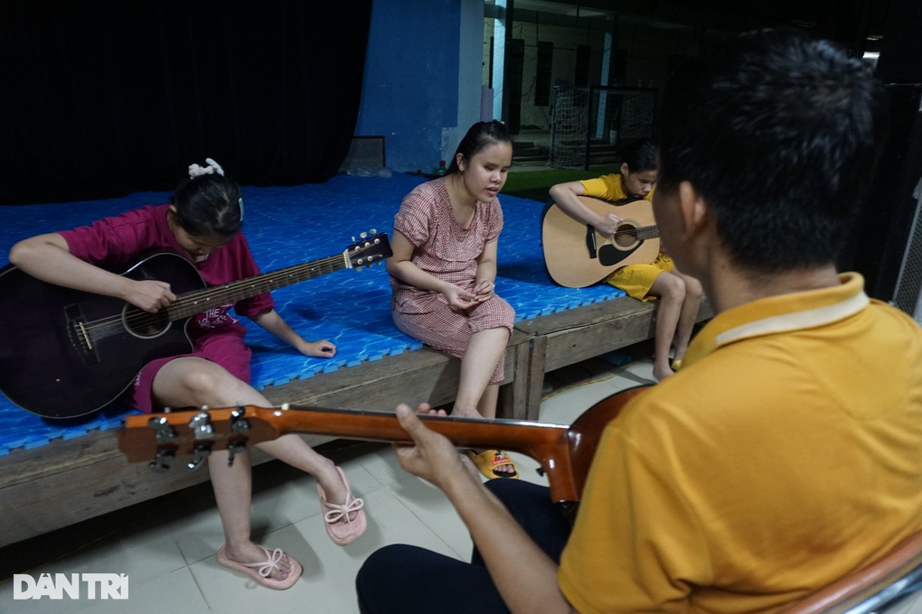 Điều diệu kỳ trong lớp học đàn miễn phí của thầy giáo khuyết tật - 10 Điều diệu kỳ trong lớp học đàn miễn phí của thầy giáo khuyết tật - 10