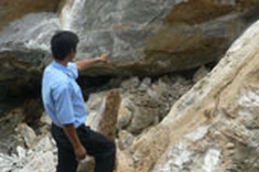 Hòn Phụ Tử rơi xuống biển