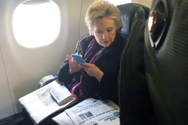 Bà Clinton đọc tin về vụ lùm xùm email cá nhân của Phó Tổng thống Mỹ