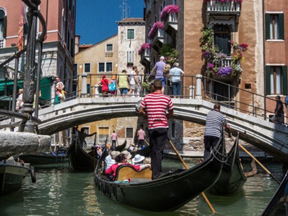 Venice giảm công suất thuyền Gondola vì tình trạng du khách “quá cân” - 1 Venice giảm công suất thuyền Gondola vì tình trạng du khách “quá cân” - 1