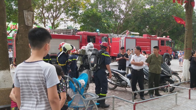 Hà Nội: Cháy căn hộ tại tầng 32 chung cư Linh Đàm, hàng nghìn người hốt hoảng ôm con nhỏ chạy bộ xuống sân - Ảnh 4. Hà Nội: Cháy căn hộ tại tầng 32 chung cư Linh Đàm, hàng nghìn người hốt hoảng ôm con nhỏ chạy bộ xuống sân - Ảnh 4.