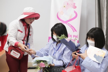 Yakult "Trao yêu thương - Gửi ngọt ngào" đến bệnh nhân ung thư