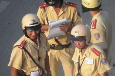 Tạm đình chỉ 4 cảnh sát giao thông “vạch” ví người vi phạm