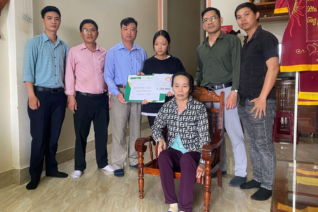 Trao quà bạn đọc giúp gia đình cô học trò lớp 8 gồng mình nuôi mẹ bị liệt - 1 Trao quà bạn đọc giúp gia đình cô học trò lớp 8 gồng mình nuôi mẹ bị liệt - 1