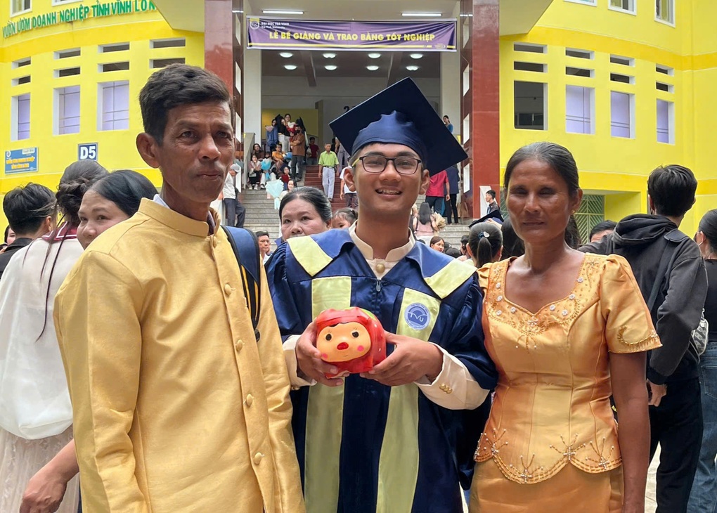 Bí mật phía sau con lợn đất ngày tốt nghiệp của chàng trai Khmer - 2 Bí mật phía sau con lợn đất ngày tốt nghiệp của chàng trai Khmer - 2