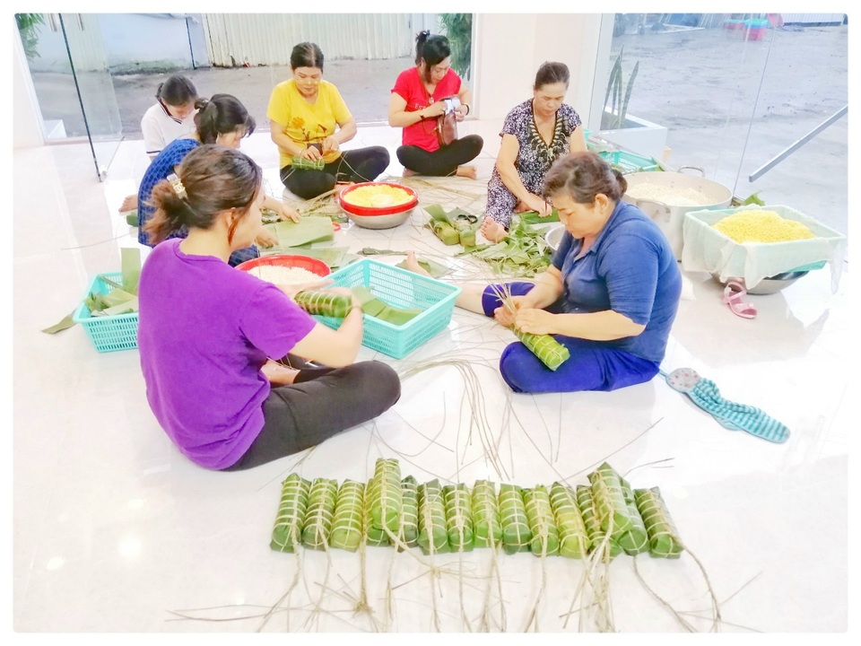 Người dân Sóc Trăng gói bánh tặng đồng bào miền Trung bị lũ lụt - 1 Người dân Sóc Trăng gói bánh tặng đồng bào miền Trung bị lũ lụt - 1