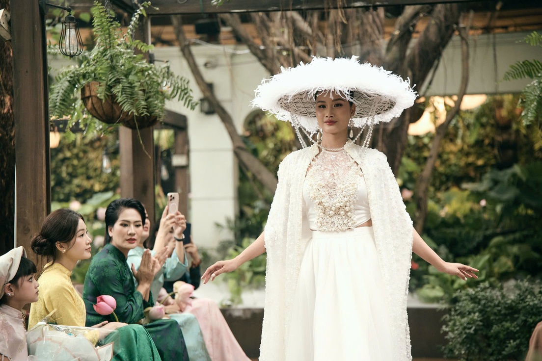 Á hậu Hương Ly duyên dáng trình diễn áo dài của NTK Cao Minh Tiến