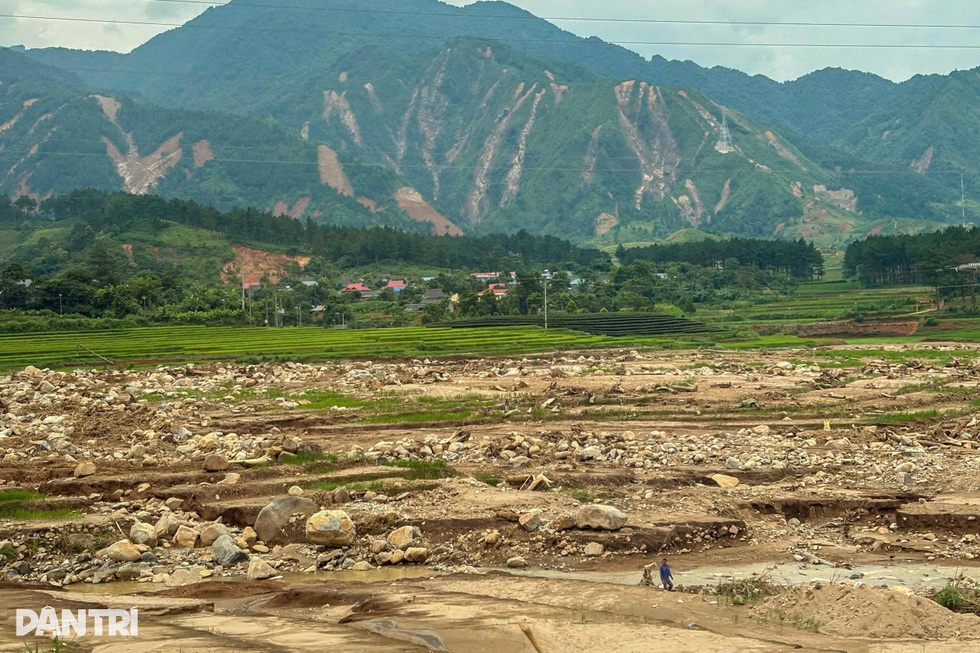 Trao gửi yêu thương đến mảnh đất Mường Than sau lũ - 5 Trao gửi yêu thương đến mảnh đất Mường Than sau lũ - 5