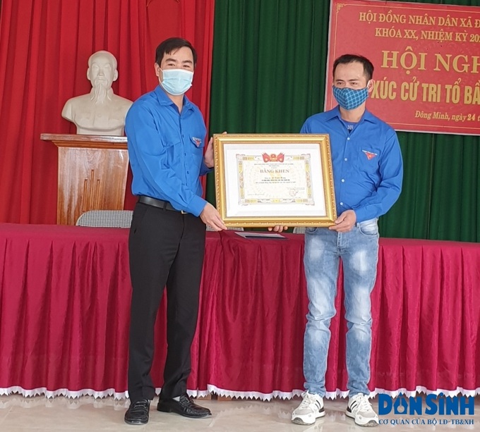 Anh Lê Xuân Hùng (phải) nhận Bằng khen tại buổi lễ