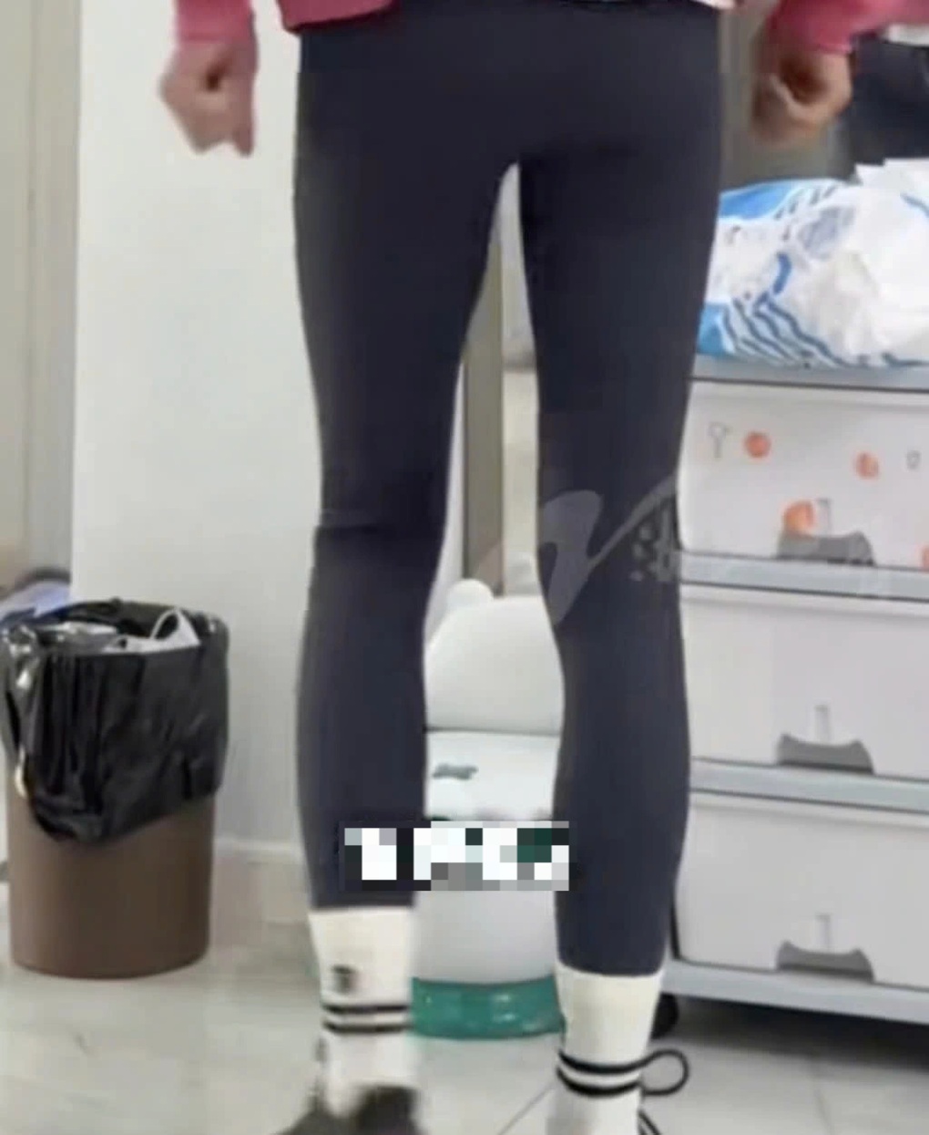 Ông bố gây sốt nhờ đôi chân thon dài, được các hãng thời trang nữ săn đón - 2 Ông bố gây sốt nhờ đôi chân thon dài, được các hãng thời trang nữ săn đón - 2