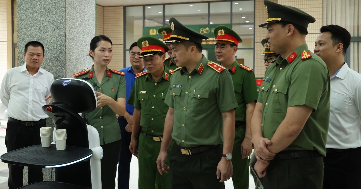 Công an TPHCM ra mắt mô hình robot hỗ trợ tiếp dân
