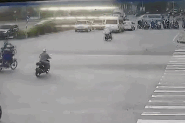 Suýt mất mạng dưới bánh xe tải vì vượt đèn đỏ