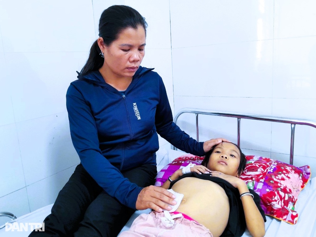 Xót xa cảnh người phụ nữ vừa mất chồng lại lo mất con - 3