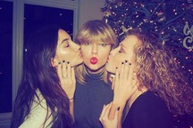 Nhìn lại những kì nghỉ Giáng sinh an lành nhất của các sao