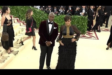 Kris Jenner đẹp đôi bên Corey Gamble