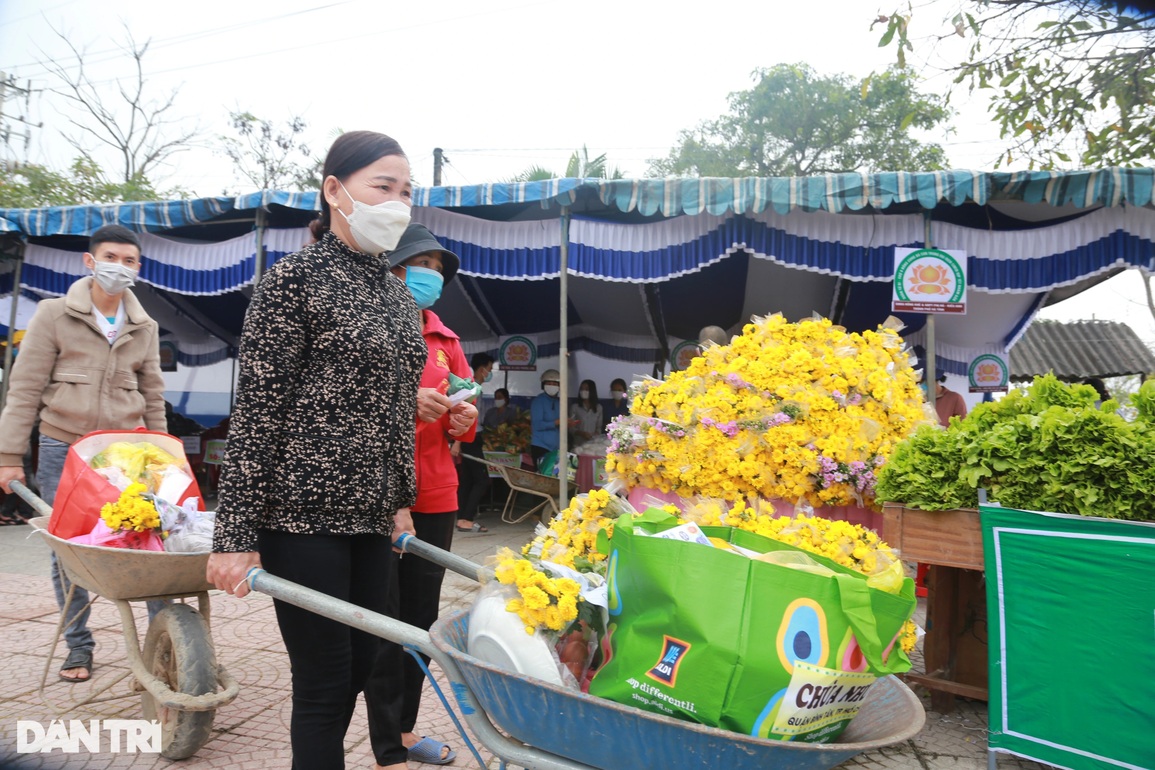 Gần Tết, người khó khăn đi chợ được mua hàng miễn phí, nhận lì xì - 3