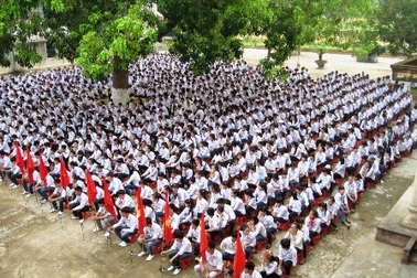 Tặng quà cho học sinh nghèo hiếu học đầu năm học mới