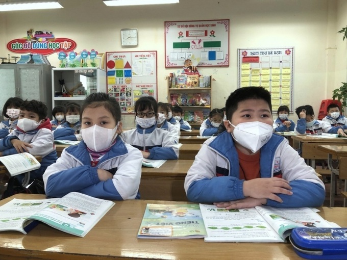 Sau khi hướng dẫn quy trình phòng, chống dịch và khai xuân ngắn gọn, các em học sinh nhanh chóng quay trở lại học tập trong không khí tập trung, nghiêm túc. Tất cả các em đều thực hiện đeo khẩu trang trong suốt quá trình học. Ảnh baoquangninh.com.vn