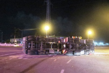 Va chạm với xe tải, xe container lật ngang đường