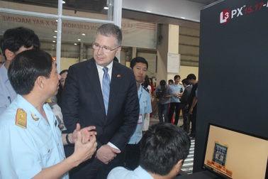 Tài trợ máy soi hải quan 200.000 USD, Mỹ cam kết “đầu tư vào thành công của Việt Nam”