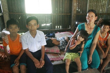 Nỗi lo thất học của 5 anh em khi bố bị ung thư, mẹ mất sức lao động