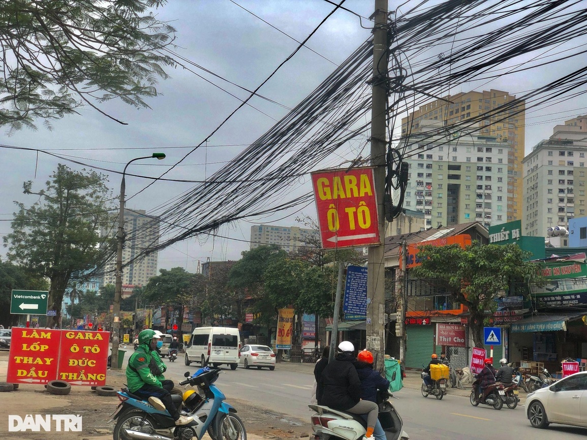 Thót tim với bẫy dây điện, cáp viễn thông chằng chịt khắp phố Hà Nội - 6 Thót tim với bẫy dây điện, cáp viễn thông chằng chịt khắp phố Hà Nội - 6