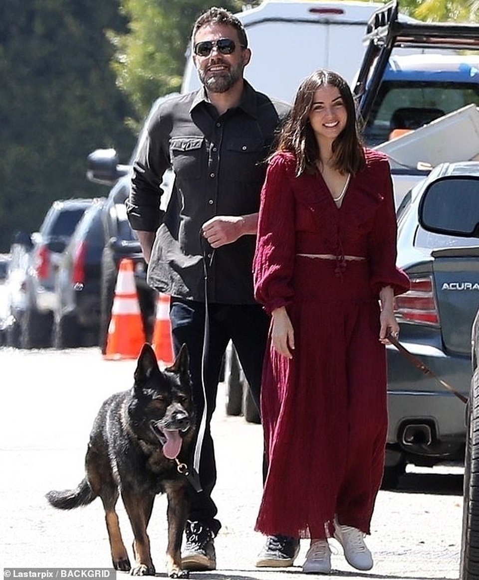 Ben Affleck hôn bạn gái trẻ trên phố - 6