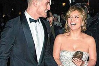 Diva Nhật Ayumi Hamasaki lấy chồng lần ba 