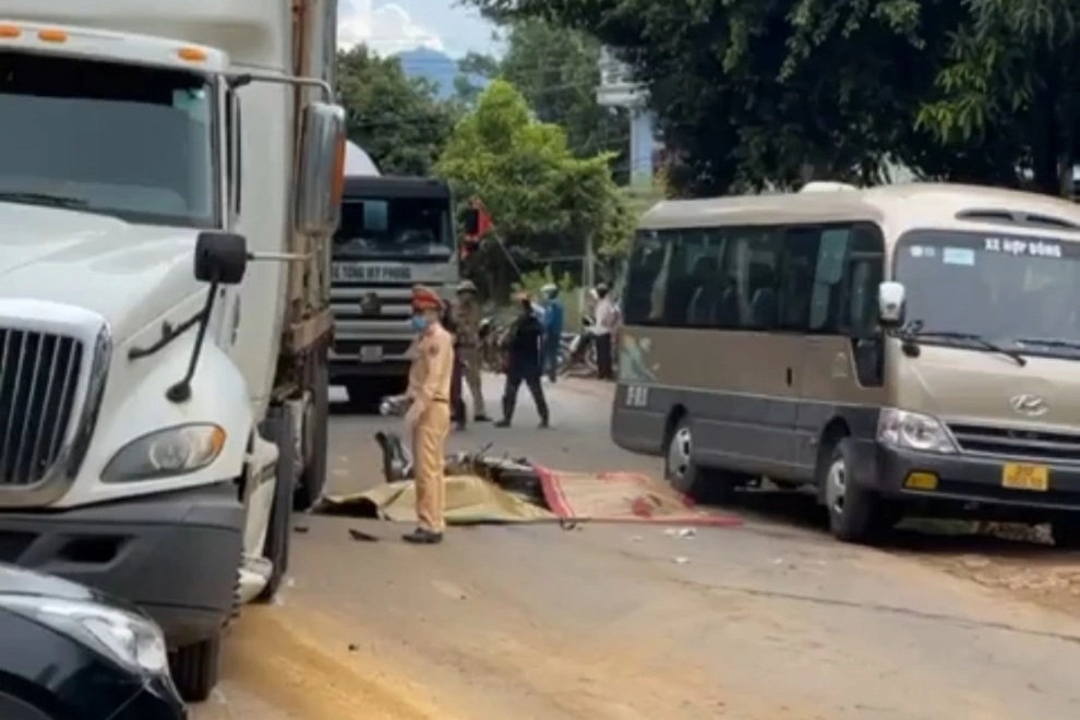 Va chạm với xe đầu kéo, hai thanh niên 18 tuổi tử vong - 1 Va chạm với xe đầu kéo, hai thanh niên 18 tuổi tử vong - 1