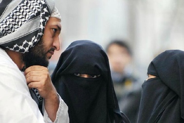 Bắt 7 kẻ chuyên tuyển mộ phụ nữ cho nhóm khủng bố IS