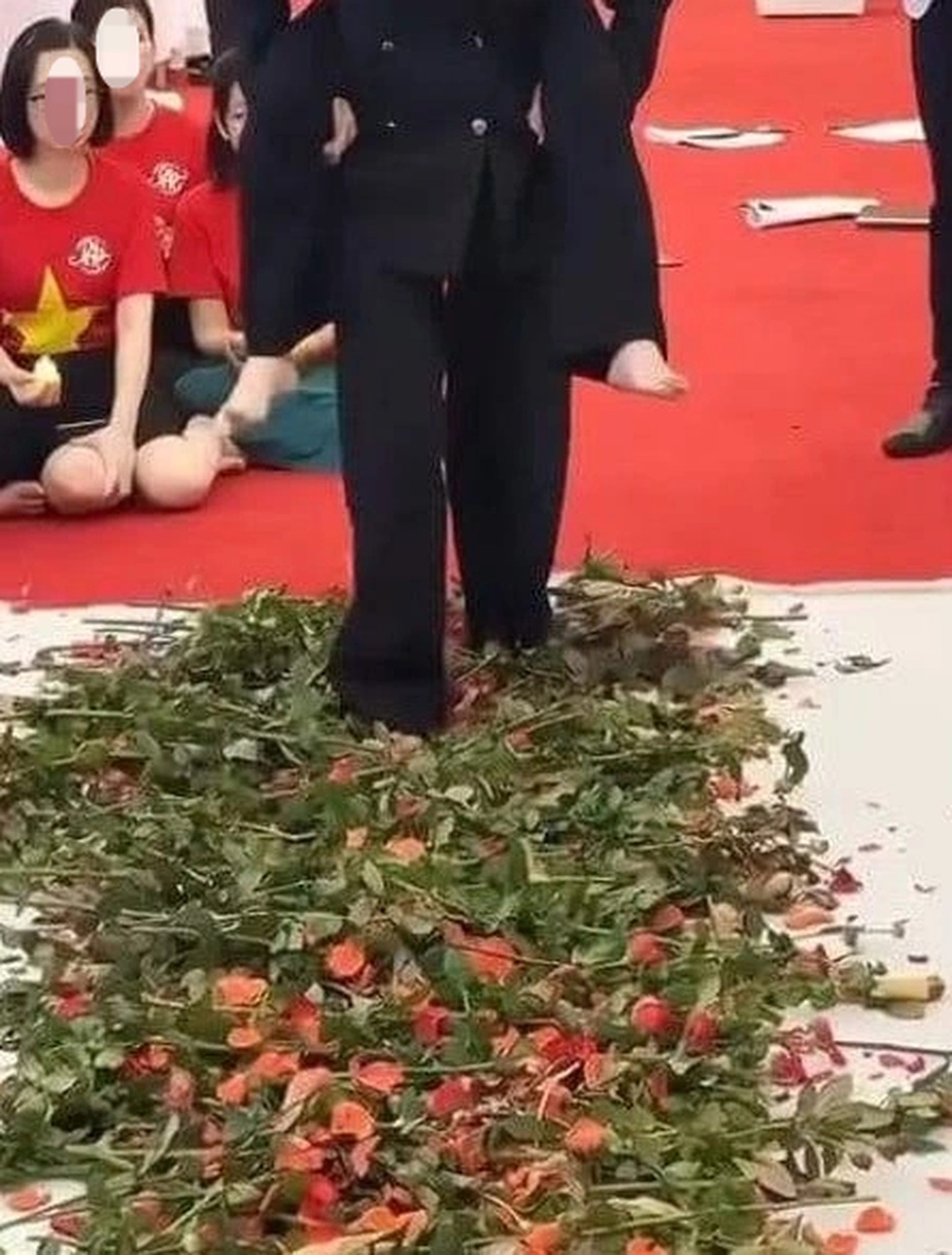 Team building bước trên hoa hồng gai gây tranh cãi: Hoạt động nhẹ nhàng? - 3 Team building bước trên hoa hồng gai gây tranh cãi: Hoạt động nhẹ nhàng? - 3