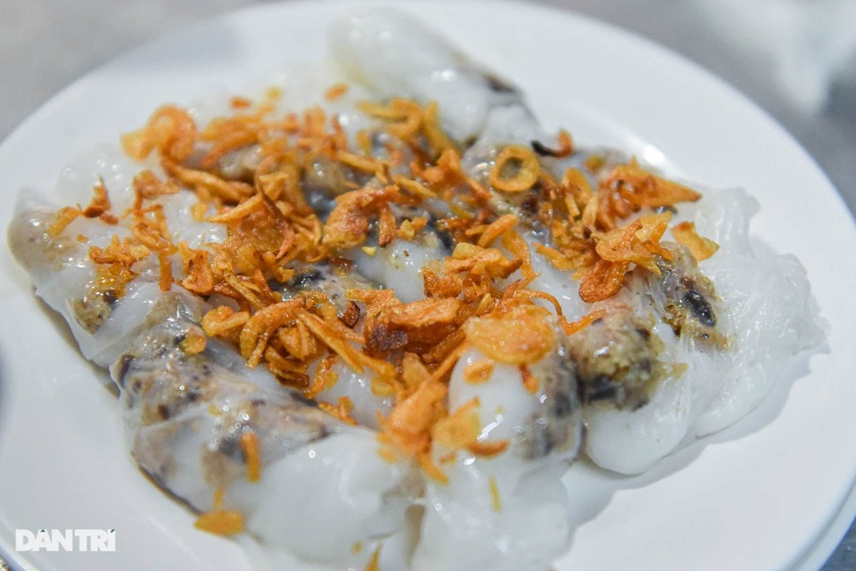 Quán bánh cuốn đắt hàng suốt 40 năm, ngày bán 200 suất ở Hà Nội - 6 Quán bánh cuốn đắt hàng suốt 40 năm, ngày bán 200 suất ở Hà Nội - 6