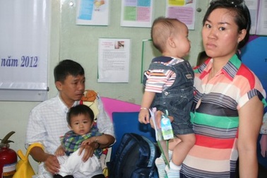 Dân tạm trú sợ con bị ngừng cấp thẻ bảo hiểm y tế