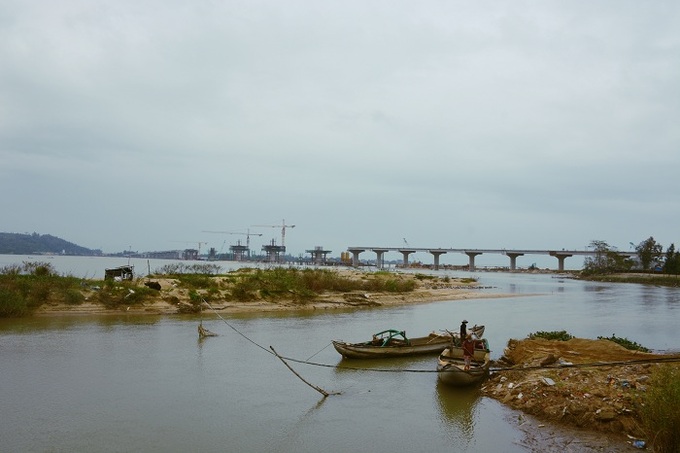 Cầu Cửa Đại với điểm đầu từ bờ nam là xã Nghĩa Phú sang bờ bắc là xã Tịnh Kỳ của TP Quảng Ngãi với chiều dài hơn 2 cây số. 