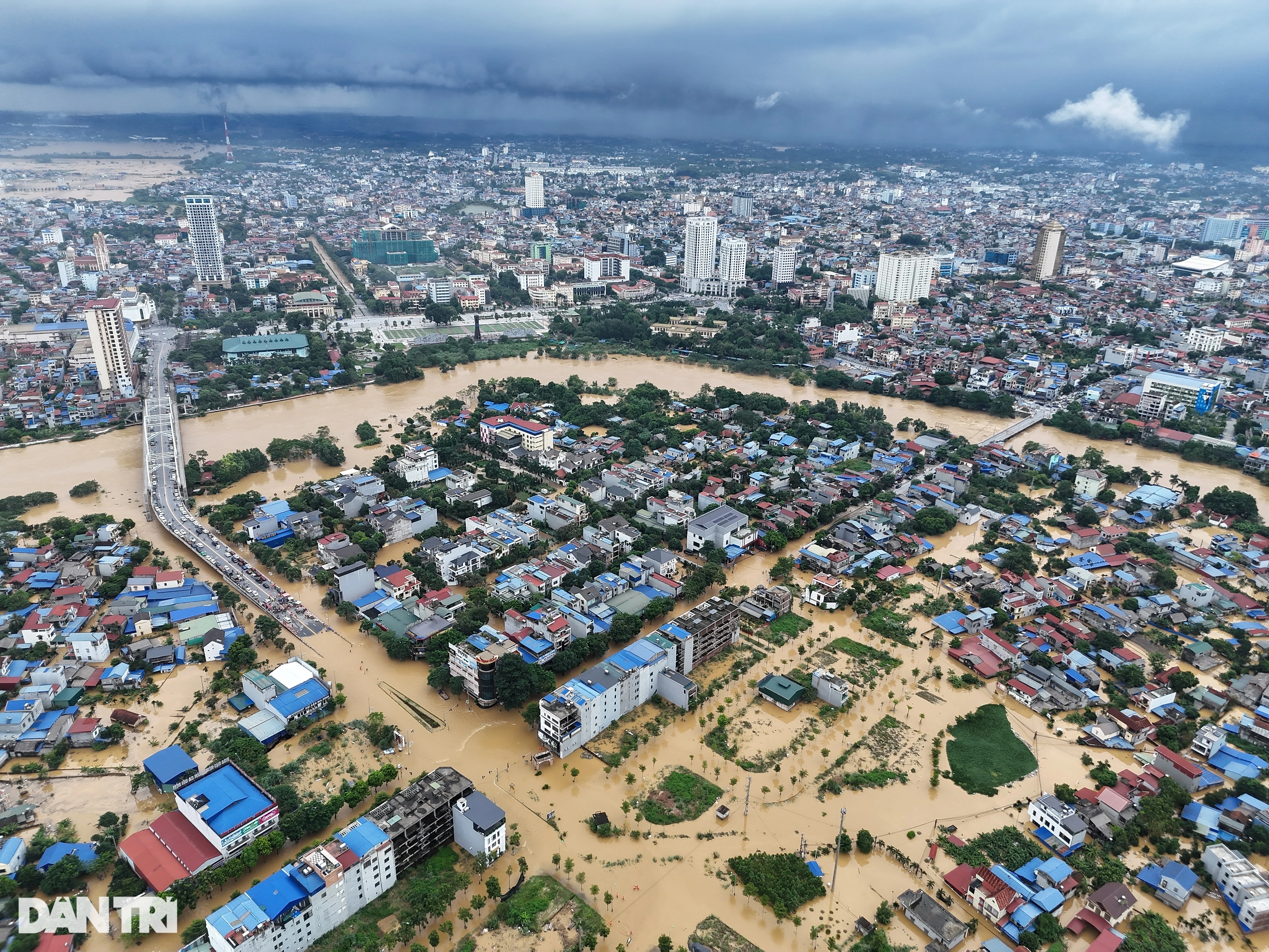 Nước sông Cầu tràn qua mặt đê, gây ngập lụt nhiều nơi tại TP Thái Nguyên (Ảnh: Ngọc Tân).