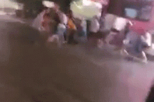 Hai nhóm đánh nhau náo loạn đường phố, nhiều người bị thương