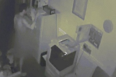 Xem camera giám sát, thấy trộm cởi trần làm điều kỳ quặc