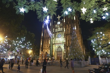 Nhà thờ ở Hà Nội lung linh trước đêm Giáng sinh