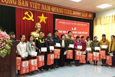 Niềm vui cuối năm đến với học sinh, sinh viên nghèo vượt khó