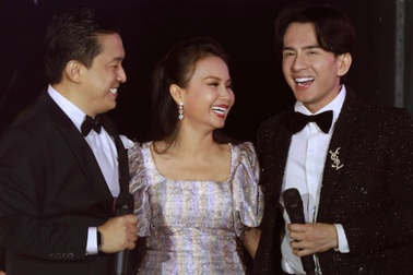 Khán giả đội mưa, xúc động xem Lam Trường, Cẩm Ly, Đan Trường hội ngộ