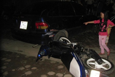 Hai thanh niên đi xe máy bị người lạ đạp ngã vào ô tô