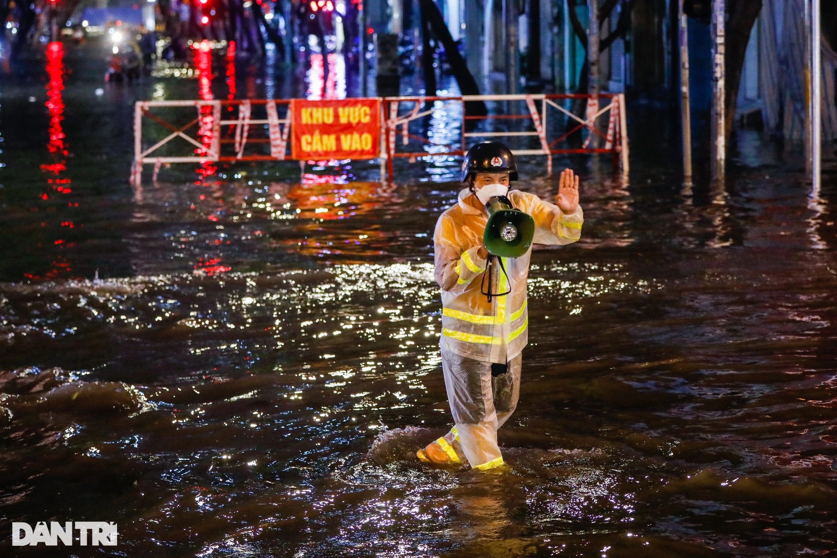 Trung tâm TPHCM ngập sâu do mưa lớn và triều cường, nhiều xe sang chết máy - 9 Trung tâm TPHCM ngập sâu do mưa lớn và triều cường, nhiều xe sang chết máy - 9