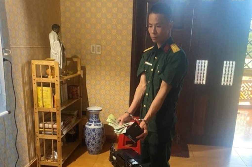 Giả mạo quân nhân vào chùa trộm ví tiền - 1 Giả mạo quân nhân vào chùa trộm ví tiền - 1