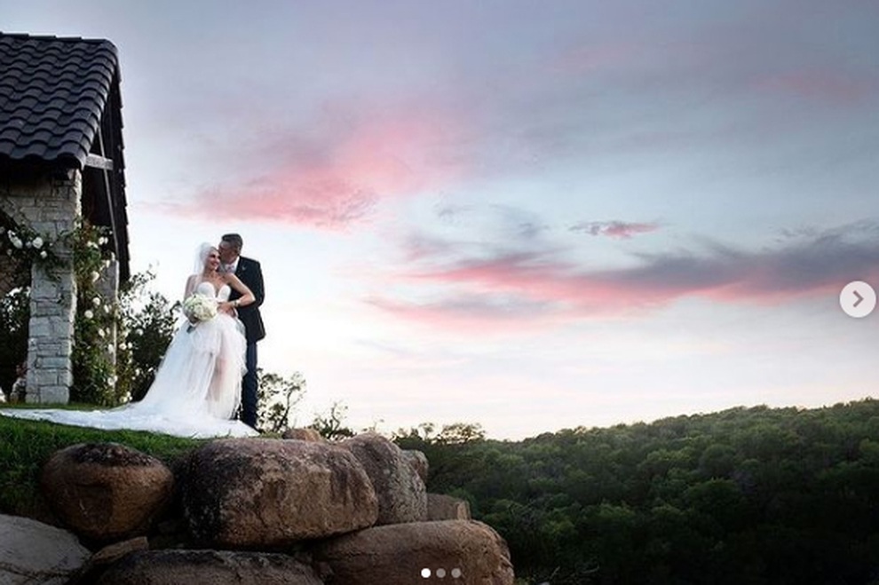 Mặc váy cưới ở tuổi 52, Gwen Stefani được khen quá trẻ đẹp - 3 Mặc váy cưới ở tuổi 52, Gwen Stefani được khen quá trẻ đẹp - 3