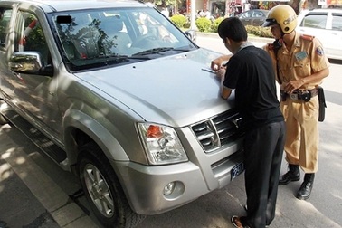 Xe biển xanh vi phạm là "alô sếp"