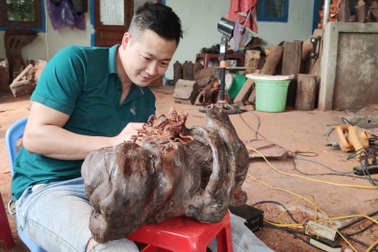 Biến gỗ mục, rễ cây bỏ đi… thành tượng điêu khắc nghệ thuật tiền triệu