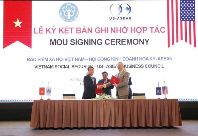 Tổng Giám đốc BHXH Việt Nam Nguyễn Thế Mạnh và Chủ tịch kiêm Tổng Giám đốc USABC ký Biên bản ghi nhớ hợp tác trong lĩnh vực thực hiện chính sách BHYT