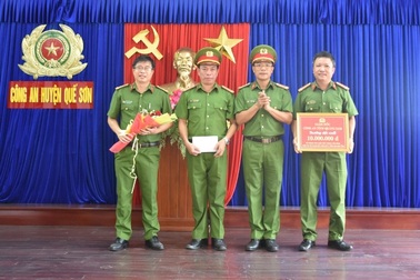 Công an thưởng nóng nhiều đơn vị xuất sắc trong tấn công trấn áp tội phạm