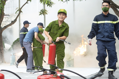 Trẻ nhỏ hào hứng với lớp học PCCC, dập lửa và thoát khỏi phòng ngạt khói
